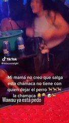 Se llevó a su perrito de fiesta porque no tenía con quién dejarlo