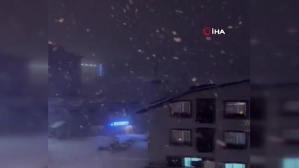 Kar kalınlığı 16 santimetreyi geçti, vatandaşlar Uludağ'a akın etti