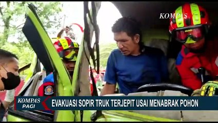 Petugas Damkar Evakuasi Sopir Truk Terjepit Usai Menabrak Pohon di Kawasan Cilangkap