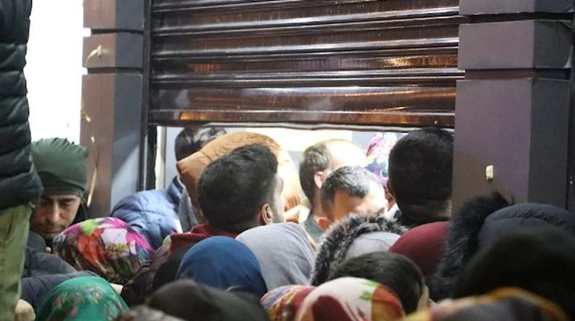 Gece yarısı ”ucuzluk’: Mağazaya akın ettiler!
