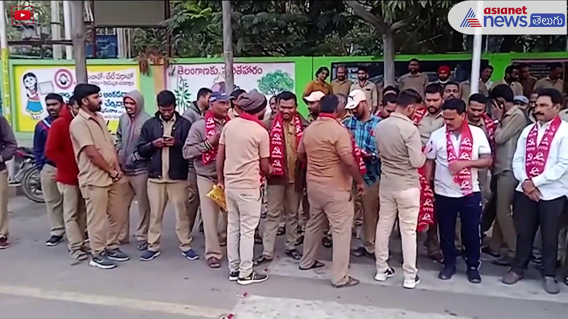 కరీంనగర్ ఆర్టీసీ బస్టాండ్ లో మోగిన సమ్మె సైరన్