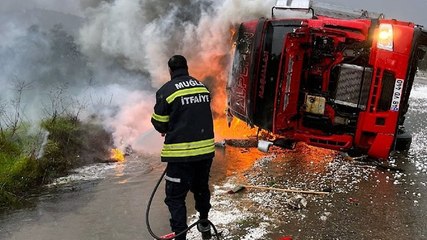 Muğla’da seyir halinde yanan TIR otomobilin üzerine devrildi
