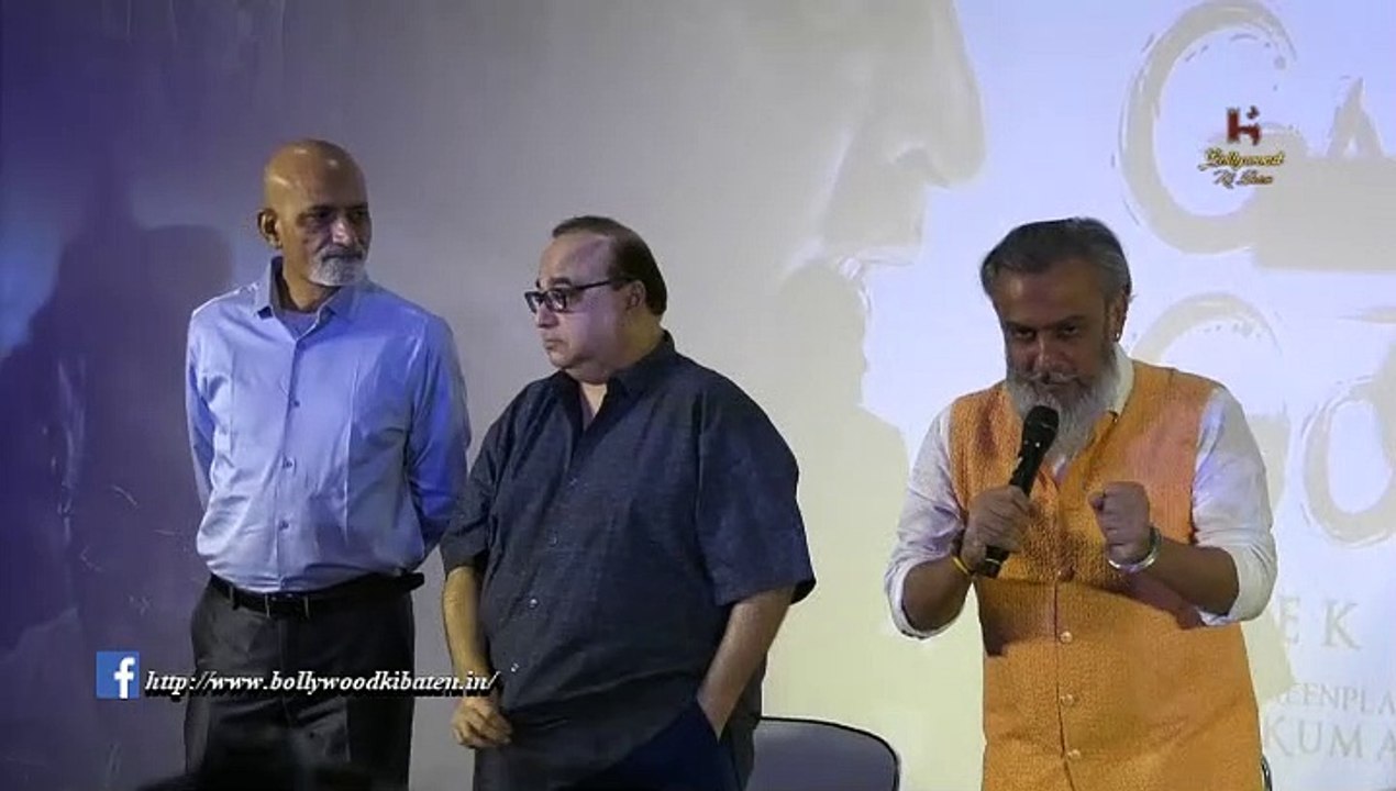 Rajkumar Santoshi faced Protest by unknown Protestors in the middle of the press conference of his film Gandhi Godse Ek Yudh