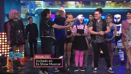 Karina pone nervioso a 'Regalito' con tremendo beso