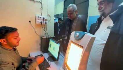 CM Ashok Gehlot VIDEO : फोटो खिंचवाकर करवाया रजिस्ट्रेशन, फिर 8 रुपए में खाया भरपेट भोजन