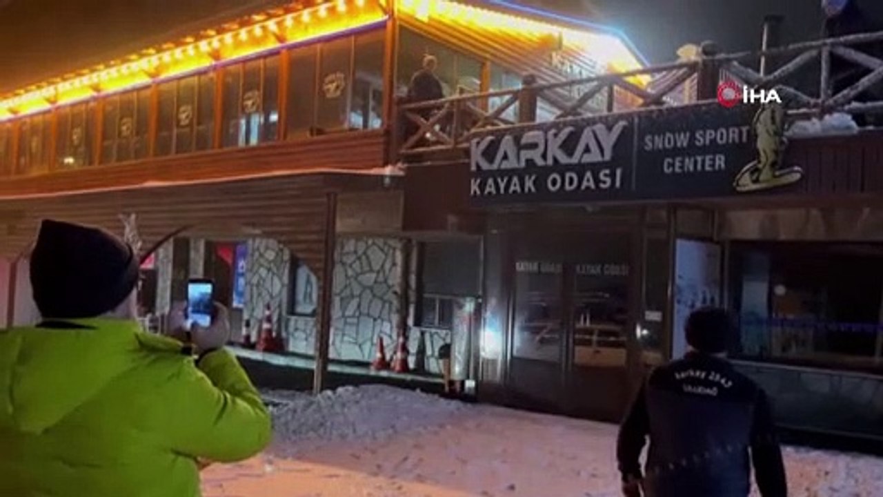 Kar kalınlığı 16 santimetreyi geçti, vatandaşlar Uludağ’a akın etti
