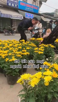 Cách xử lý bằng tình yêu: Hoa bị ép giá, chàng trai mang ra nghĩa trang làm đẹp cho các cụ