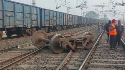 मालगाड़ी बेपटरी, कई डिब्बे क्षतिग्रस्त, पहिए उछलकर दूर गिरे