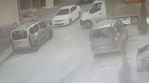 ARNAVUTKÖY'DE OTOMOBİLLE GELİP KAMYONETTEKİ CEP TELEFONU ÇALDILAR