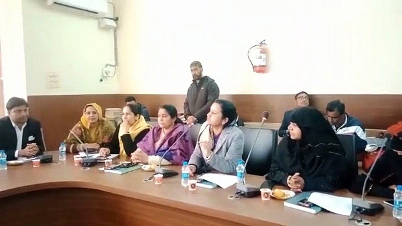 वार्डों में विकास नहीं कराने का आरोप, पार्षदों ने किया हंगामा