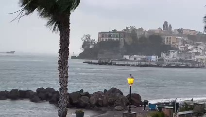 Eolie, forte vento e mareggiate