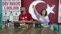 18 dakikada 550 çöp şiş yedi, rakibi yemeği bırakıp şaşkınlıkla izledi