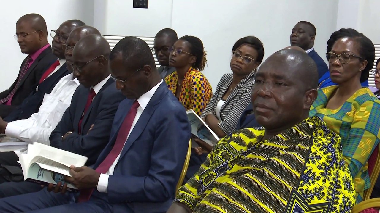 Primature : le premier ministre Patrick Achi à une dédicace