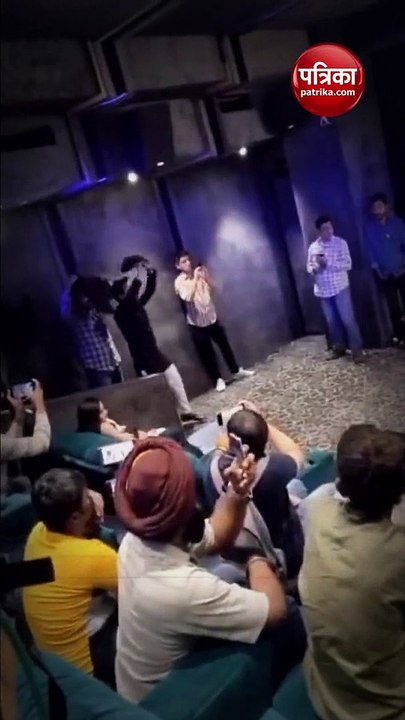 'पठान' के बाद फिल्म 'गांधी गोडसे एक युद्ध' का हुआ विरोध, प्रेस कॉन्‍फ्रेंस में दिखाए गए काले झंडे, बुलानी पड़ी पुलिस