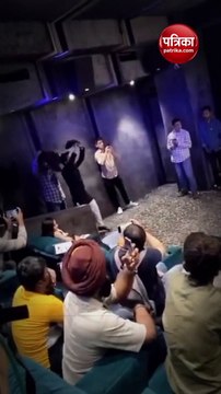 'पठान' के बाद फिल्म 'गांधी गोडसे एक युद्ध' का हुआ विरोध, प्रेस कॉन्‍फ्रेंस में दिखाए गए काले झंडे, बुलानी पड़ी पुलिस