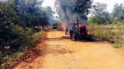 Big Breaking: नक्सलियों ने जमकर मचाया उत्पात, पुल निर्माण कार्य में लगे दो वाहनों को किया आग के हवाले, देखें Video
