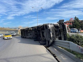 Tải video: Devrilen çöp yüklü tır trafiği aksattı