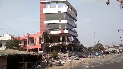 अवैध पर एक्शनः पहले कांच गिरे और फिर जमीन पर आ गई पांच मंजिला इमारत, देखें वीडियो