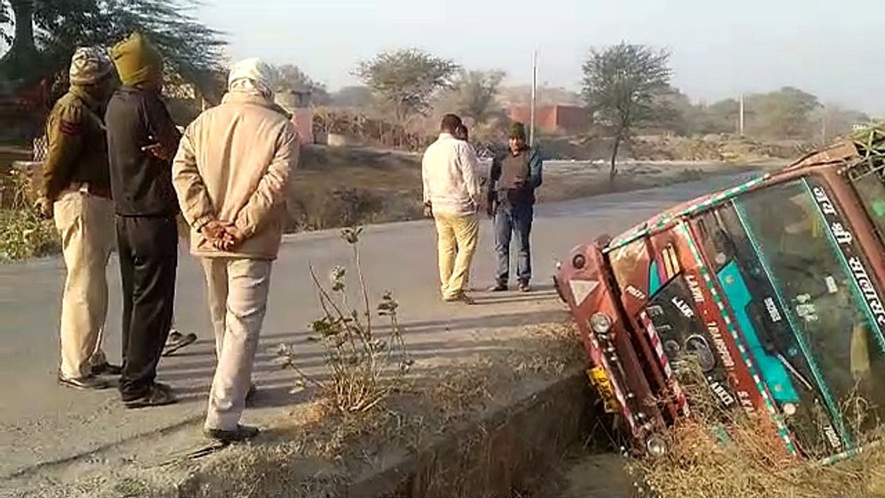 अनियंत्रित होकर बकरों से भरा ट्रक खाई में गिरा, एक युवक की मौत, तीन गंभीर घायल