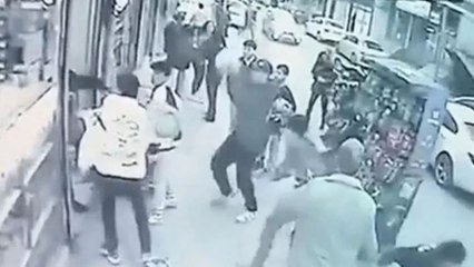 Kavgayı ayırmaya çalışan esnafın kafasına tüp fırlattı!