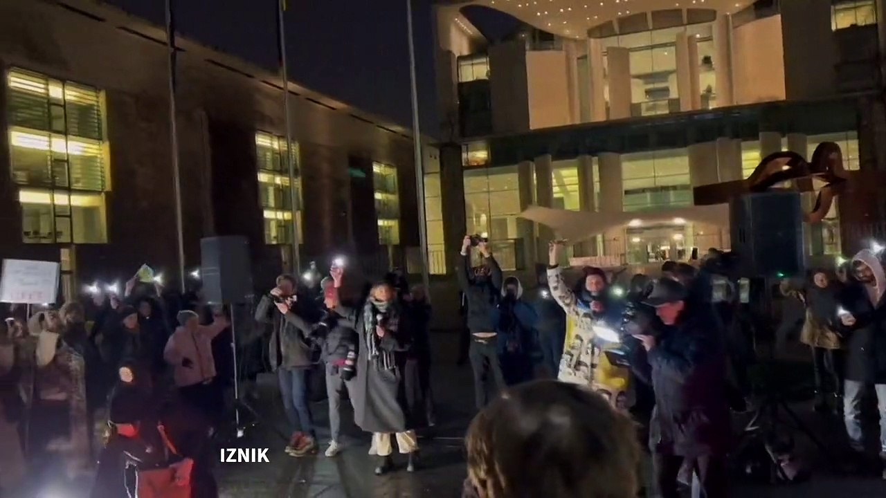 Demonstration vor dem Kanzleramt für Panzerlieferungen