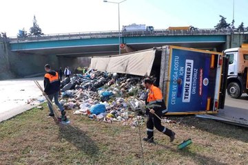 Atakum Belediyesinin çöp tırı devrildi, çöpler yola saçıldı