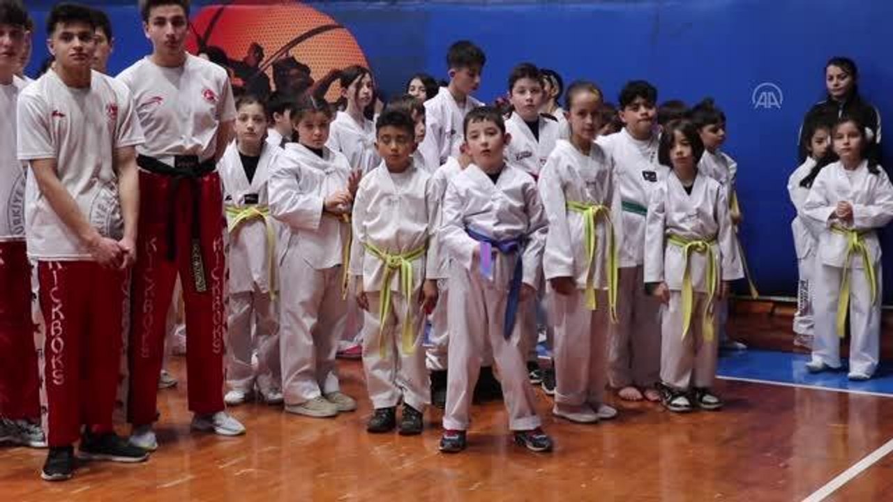 Tekvando ve kick boks sporcularının gösterisi ilgiyle izlendi