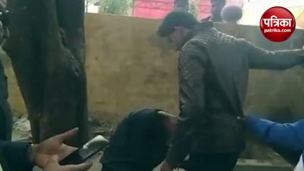 आते जाते परेशान कर रहा था युवक, युवती ने की बीच सड़क पर चप्पल से पिटाई