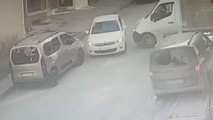 Arnavutköy'de azılı hırsızın kamyonetten cep telefonu çalma anı kamerada