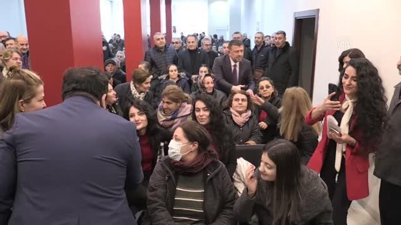 CHP Genel Başkan Yardımcısı Ağbaba, partisine üye olanlara rozet taktı