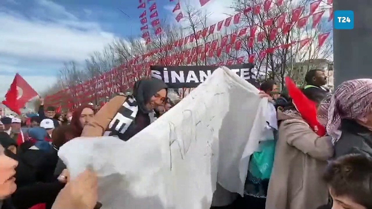 Erdoğan'ın Bursa mitinginde Sinan Ateş'in yakınları pankart açtı
