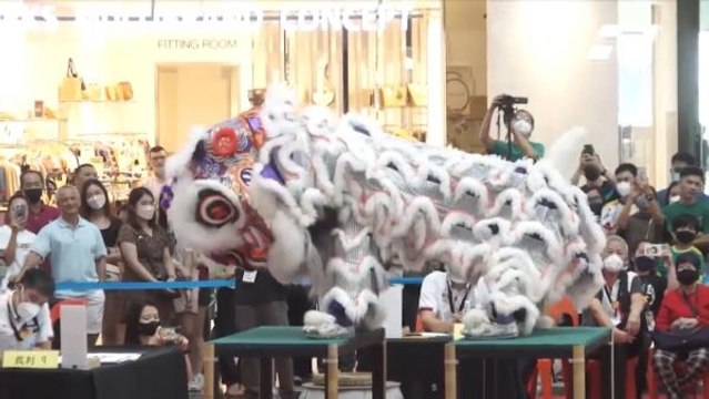 Gadis Berhijab Curi Perhatian Dunia Tarian Singa