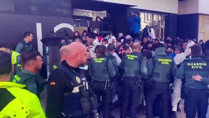 Tensión entre la Guardia Civil y los participantes en una protesta contra la Sareb en Villalba