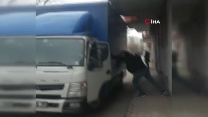 Yüksekliği hesap edemedi, kamyoneti balkon duvarına sıkıştırdı