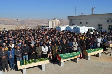 ŞANLIURFA'DAKİ KAZADA ÖLEN 4 KİŞİNİN CENAZELERİ YAN YANA TOPRAĞA VERİLDİLER