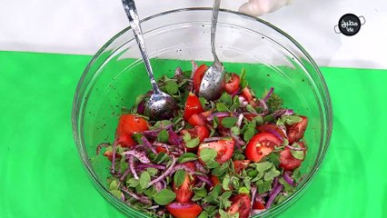 سلطة البندورة مع الزعتر والسماق