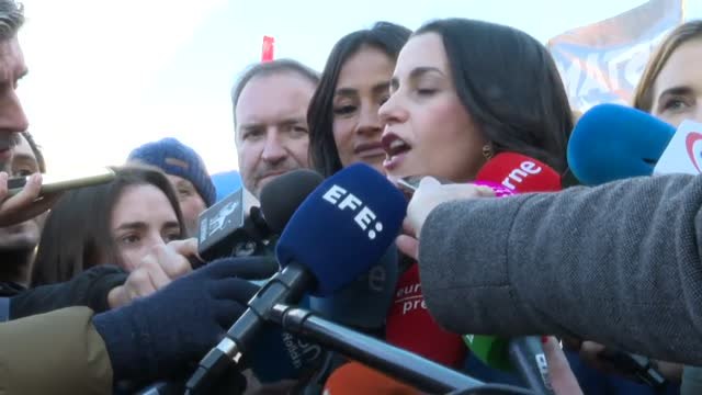 Arrimadas acude a la manifestación contra el Ejecutivo orgullosa y sin complejos
