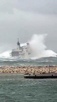 Viaggio da incubo: traghetto per 7 ore in viaggio tra le onde alte fino a 8 metri