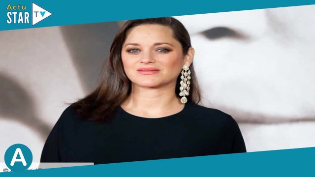 Marion Cotillard pose avec une star du football, Guillaume Canet se moque d'elle