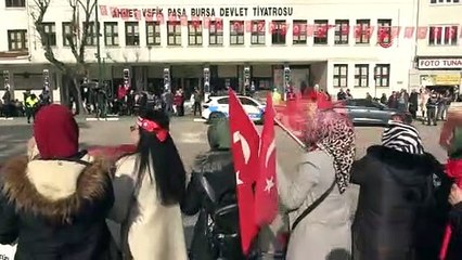 Erdoğan kitabını imzaladı, gözyaşlarına boğuldu