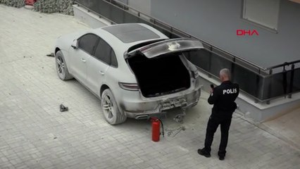 Site bahçesindeki lüks otomobilin kundaklanması kamerada