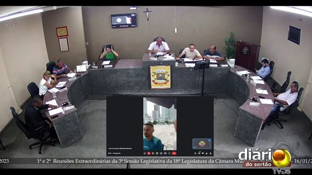 Dois vereadores votam para aumento de seus próprios salários em plena praia e debaixo de guarda-sol