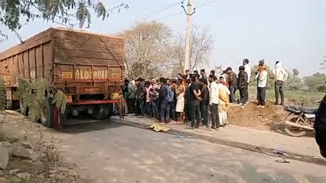 दर्दनाक हादसा...50 मीटर तक ट्रेलर ने बाइक सवार भाई-बहन को घसीटा, मौत