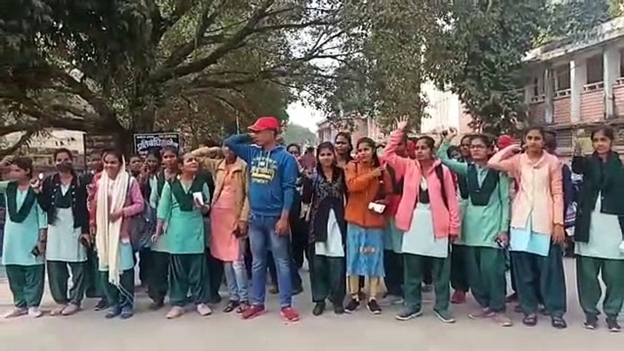 sidhi: Girl students mobilized against the in-charge principal