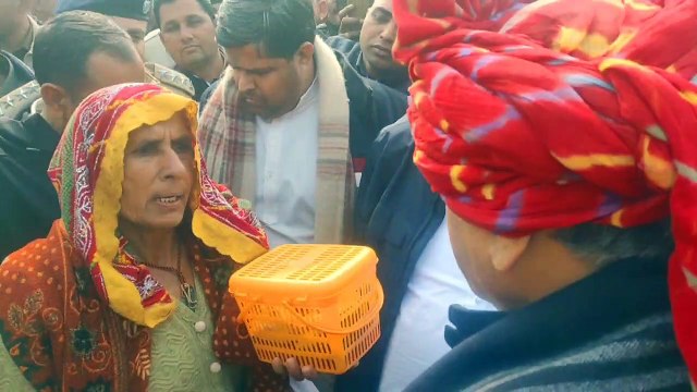 पेपर लीक मामले में बुजुर्ग महिला ने सीएम गहलोत को सुनाई खरी—खोटी