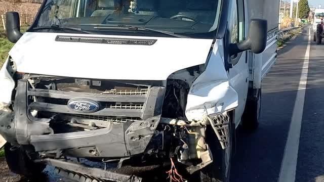 Salihli'de otomobille kamyonetin çarpışması sonucu 3 kişi yaralandı