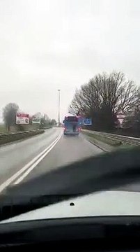 Viaggia aggrappato al retro di un autobus: in un video la pericolosa sfida del bus surfing