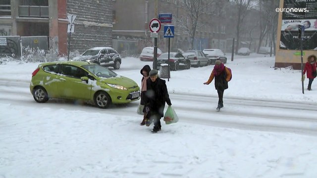 L'Europa nella morsa del freddo: le immagini spettacolari da Polonia e Albania