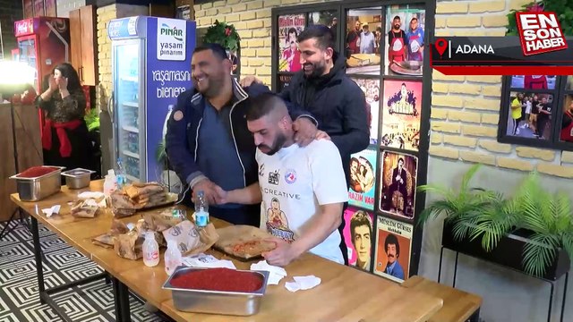 Adana'da acılı tost yeme yarışmasını Avustralyalı James Webby kazandı