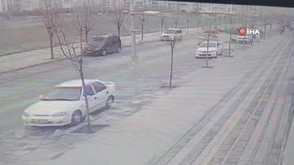 El freni unutulan araç trafikte 200 metre geri geri ilerledi